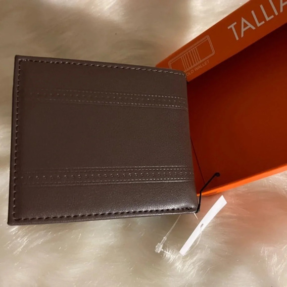 Tallia
Bifold Leather Wallet with Embossed Pattern - Picture 7 of 9